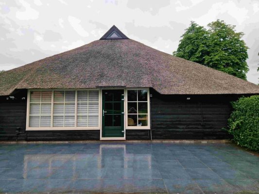 Aanleg keramisch terras in Giethoorn met 60x60 cm tegels – Hoveniersbedrijf Peter Dolfsma