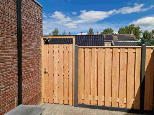 Douglas beton schutting geplaatst in Giethoorn – Hoveniersbedrijf Peter Dolfsma