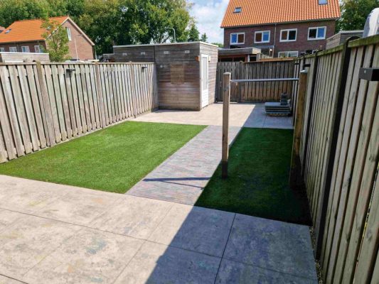 Aanleg terras met 80x80 cm tegels in Meppel – Hoveniersbedrijf Peter Dolfsma